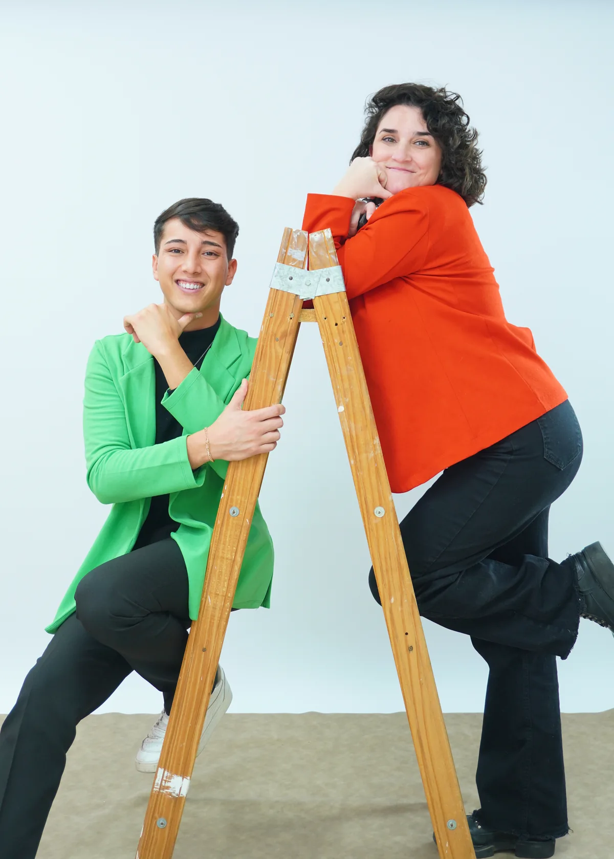 Dos amigos posando con escalera de props en sesión de fotos tomada por ellos mismos en Wink Studio